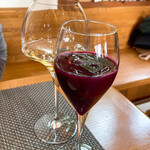 オチガビワイナリー - 【2021年10月】ランチにて。カミさんは白ワイン、ワタシはぶどうジュース(笑)。でも、このぶどうジュース、マジで旨かった(^o^)丿