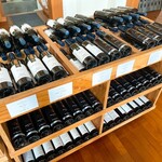 オチガビワイナリー - 【2021年10月】店内のワイン販売コーナー、この日も1本購入しました(^^)/