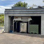 オチガビワイナリー - 【2021年10月】ぶどう畑に隣接する建物にて。上のコンベアで選果して、下はぶどうと茎等に分別されます。