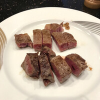 ステーキハウスハマ 六本木本店 - 上がサーロイン、下がヒレ
                      塩胡椒で充分満足出来るお味