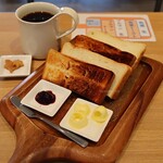 +square - 食パン食べ比べ(495円)
      ブレンドコーヒー(Lサイズ 440円)