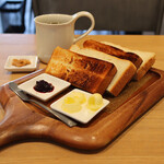 +square - 食パン食べ比べ(495円)
                        ブレンドコーヒー(Lサイズ 440円)