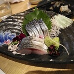 Ika Sushi Dainingu Sensuke - ・活きサバ刺し(３日熟成)
                きらしちゃってるとの事でしたが、熟成ならあるとの事でお願いしました。
                歯応えはいつもの方がブリブリしていて好きだけど、旨味が増していました。