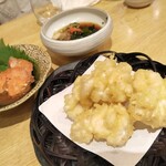 烏賊 鮨ダイニング 鮮助 - ・フグ白子天婦羅
      この上品な口当たり、タラの白子とは別格ですね～♪
      ・あん肝味噌煮
      日本酒や焼酎のあてに最高！味噌が合う♪
      ・クラゲポン酢
      今までに食べたクラゲの中で断トツのプルンプルン具合！マジウマ