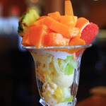 フルーツガーデン シン・サン - キーツマンゴー入りフルーツパフェ