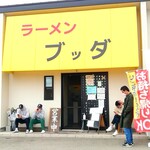 ラーメン ブッダ - 外観♪  いつも並んでいるので開店時間がオススメです♪