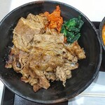 肉のヤマ牛 - 炭火で香ばしいカルビ！焼肉屋の香り！薄切りでタレがしつこくなく食べ易い！