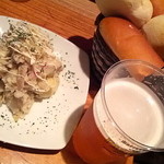 UOKIN PICCOLO - お通しのパンの盛り合わせ。生ビールはコップです。