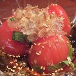 興 - 「だしトマト」：鰹の香りを立たせた出汁は、
      塩かどを抑えた醤油使いで、キリリと淡麗！
      