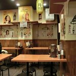 Motsusen - 店内のテーブル席の風景です