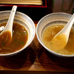 らーめん専門 和海 - スープ比較（左：醤油、右：塩）