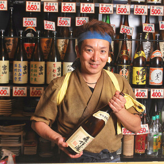 カウンターにズラリと並べられた【焼酎】は70種類以上★なかなか味わえない希少酒も多数！