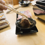 矢形屋 - 月見と言われるメニュー 卵とタレを混ぜた特製タレでいただきます