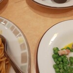 サイゼリヤ - 青豆のサラダとラムの串焼き