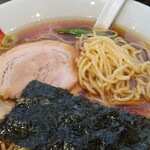 かまや食堂 - 麺はこんな感じ。スープがしみてうまし。