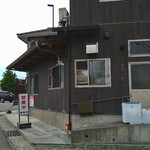 かまや食堂 - 駐車場は「ここ以外には停めないで」とのこと。