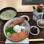 大輝 - 海鮮丼（温玉入り）＋粕汁変更
            1600円＋200円