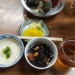 和田食堂 - 小鉢、小皿、漬物、お茶 (2021.10.25)