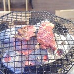 Sumibi Yakiniku Shokudouen - 七輪で肉を焼きます