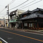 伊勢屋 - 旧中山道の古い瓦葺の旧家