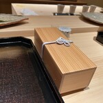 ぬま田 - 今回はじめて見ました　玉手箱のようなお手拭き入れ