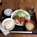 肉系居酒屋 肉十八番屋 - 若鶏のグリルチキン トマトソースがけ750円