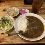 Koiwa Horumon - カレー定食 全景。カレーはホカホカ。サラダも浅漬けのようなものが入っててウマいんです。