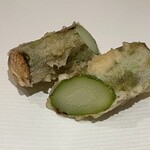 ぬま田 - アスパラの茎　頭の部分と揚げ方がちがう