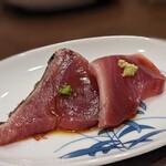 鮨みやもと - カツオ　ひとつは皮目を炙ってあります