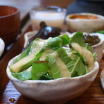 木と季 - 葉物野菜のサラダ 自家製玉ねぎドレッシングがけ