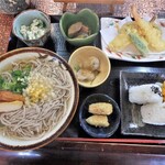 蕎麦処 皐 - 本日の日替り（そばorうどん、エビ天、おにぎり、小鉢）￥1,000