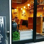 鉄板dining香音 - 店内の様子が分る大きなガラス窓