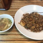 Paradaisu dainashithi - たまり醤油炒飯とスープ