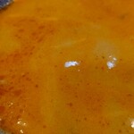 鳥そば 真屋 - 海老ラー油を混ぜたスープは鶏白湯スープまろみが影を潜め、多少攻撃的な海老風味のスープとなる。