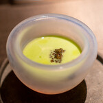 エクアトゥール - えんどう豆のポタージュ ホワイトアスパラガスのブランマンジェ キャビ