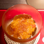 エクアトゥール - 毛蟹、数の子 蕎麦の実をアクセントに、 牛と野菜のコンソメのジュレ