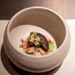 エクアトゥール - せせり、自家製の胡麻豆腐 オクラのピューレ 椎茸、行者にんにく