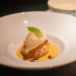 エクアトゥール - パイナップルのキャラメリゼのパイ包み アルマニャックのアイスクリーム