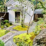 比良山荘 - ◎中庭にはワインセラーの蔵がある。