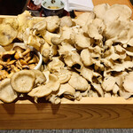 比良山荘 - ◎きのこ類は松茸の他に、秋田県産の天然舞茸、天然しめじ、金茸、網茸、香茸の希少な茸を用意してくれた。
      