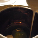 ランベリー ナオト キシモト - アンチョビソースが注ぎ込まれます