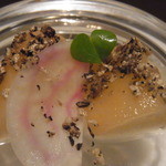 ランベリー ナオト キシモト 南青山 - 桃のローストに紅白ビーツ　上にかかるはサマートリュフに五香粉