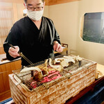 比良山荘 - ◎極上の松茸を目の前で焼いて、大将が直に配って食べさせてくれる。