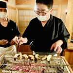 比良山荘 - ◎再度、焼き台で松茸を焼いていく。