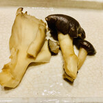 比良山荘 - ◎天然舞茸と天然しめじ（秋田県産）も滋味深い。香り松茸、味しめじと言われる。