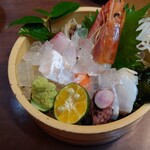 郷土料理ろばた焼 鳥王 - 本日のお造り（カンパチ、夜光貝（硬い部分）、甘海老、サーモン、タコ、夜光貝）