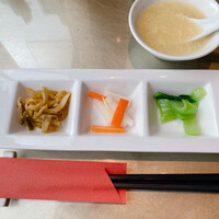 涵梅舫 銀座店 - 左がザーサイ。めちゃウマ! 涵梅舫 銀座店 - 左がザーサイ。めちゃウマ!