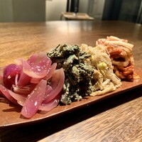 炭火焼肉 希林 - ナムルとキムチの盛り合わせ