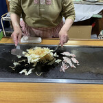 峰 - 焼きそば調理中。