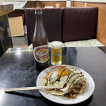 峰 - ビール500円に焼きそばデラックス650円。